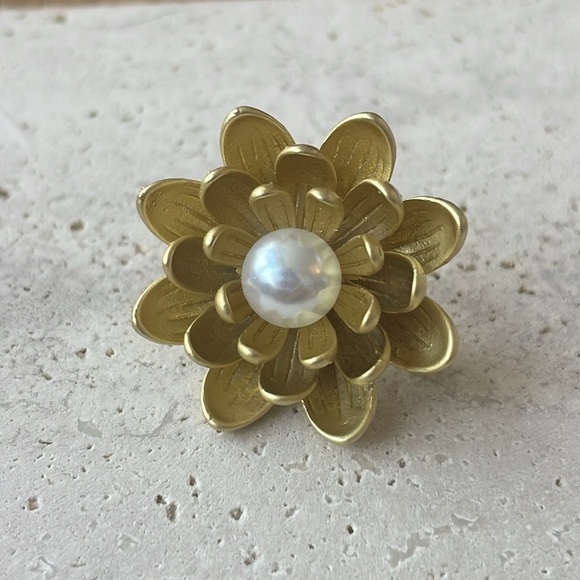 Woman's Charming Flower Pendant Brooch Pin Zircon Crystal Lotus Gifts - Picture 1 of 2